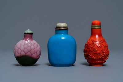 Drie Chinese glazen snuifflessen, één met Qianlong merk, 18/19e eeuw