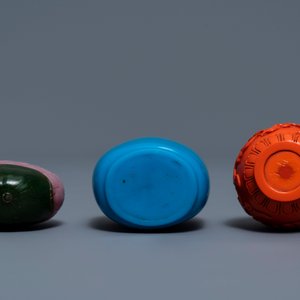 Drie Chinese glazen snuifflessen, één met Qianlong merk, 18/19e eeuw — foto 4