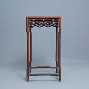 Drie Chinese houten aflopende bijzettafels, 19e eeuw — foto 14