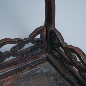 Drie Chinese houten aflopende bijzettafels, 19e eeuw — foto 19