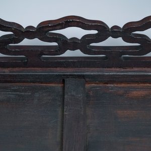 Drie Chinese houten aflopende bijzettafels, 19e eeuw — foto 20