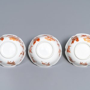 Drie Chinese ijzerrode eierschaal koppen en schotels met spelende jongens en geiten, Yongzheng — foto 9