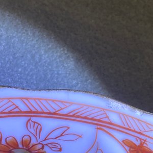 Drie Chinese ijzerrode en vergulde borden en twee kommen, Kangxi/Yongzheng — foto 13