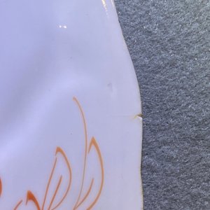 Drie Chinese ijzerrode en vergulde borden en twee kommen, Kangxi/Yongzheng — foto 14