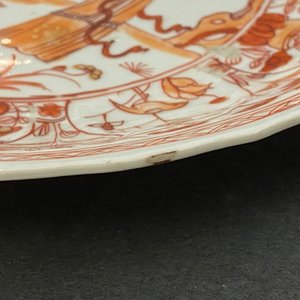 Drie Chinese ijzerrode en vergulde borden en twee kommen, Kangxi/Yongzheng — foto 15