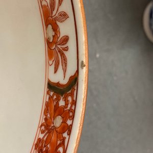 Drie Chinese ijzerrode en vergulde borden en twee kommen, Kangxi/Yongzheng — foto 17