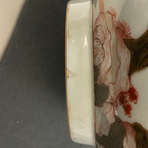Drie Chinese ijzerrode en vergulde borden en twee kommen, Kangxi/Yongzheng — foto 18