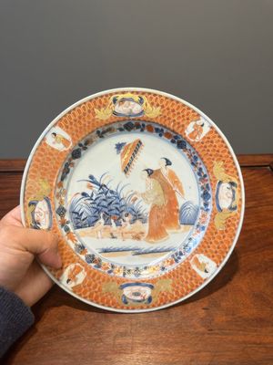 Drie Chinese Imari-stijl borden met 'De Parasoldames' naar Cornelis Pronk, Qianlong — foto 11