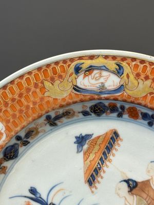 Drie Chinese Imari-stijl borden met 'De Parasoldames' naar Cornelis Pronk, Qianlong — foto 13