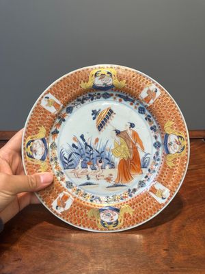 Drie Chinese Imari-stijl borden met 'De Parasoldames' naar Cornelis Pronk, Qianlong — foto 2