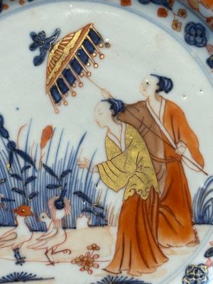 Drie Chinese Imari-stijl borden met 'De Parasoldames' naar Cornelis Pronk, Qianlong — foto 3