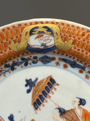 Drie Chinese Imari-stijl borden met 'De Parasoldames' naar Cornelis Pronk, Qianlong — foto 5