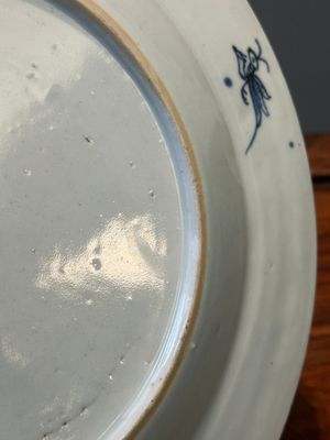 Drie Chinese Imari-stijl borden met 'De Parasoldames' naar Cornelis Pronk, Qianlong — foto 8