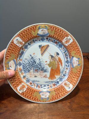 Drie Chinese Imari-stijl borden met 'De Parasoldames' naar Cornelis Pronk, Qianlong — foto 9