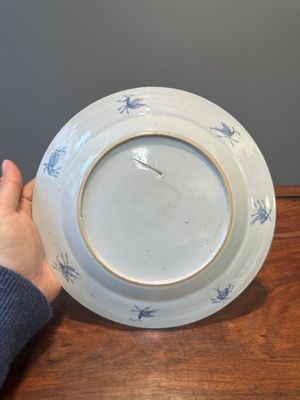Drie Chinese Imari-stijl borden met 'De Parasoldames' naar Cornelis Pronk, Qianlong — foto 10