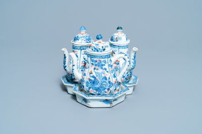 Drie Chinese Imari-stijl dekselkannen op onderschotel, Kangxi