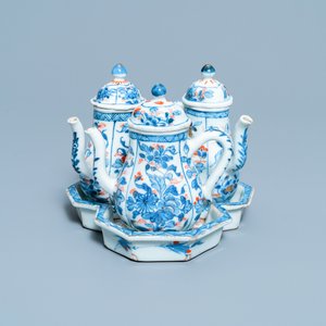 Drie Chinese Imari-stijl dekselkannen op onderschotel, Kangxi — foto 1