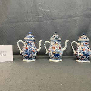 Drie Chinese Imari-stijl dekselkannen op onderschotel, Kangxi — foto 13