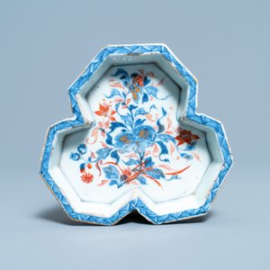 Drie Chinese Imari-stijl dekselkannen op onderschotel, Kangxi — foto 2
