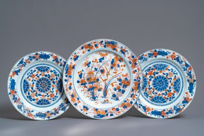 Drie Chinese Imari-stijl schotels met floraal decor, Kangxi