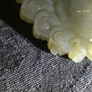 Drie Chinese jade amuletten en een haarpin, Qing — foto 14