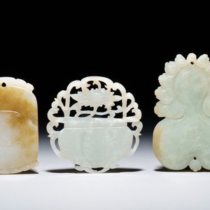 Drie Chinese jade amuletten en een haarpin, Qing — foto 3