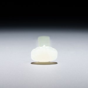 Drie Chinese jade amuletten en een haarpin, Qing — foto 5
