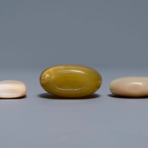 Drie Chinese jade snuifflessen, 18/19e eeuw — foto 4