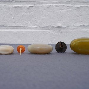 Drie Chinese jade snuifflessen, 18/19e eeuw — foto 8