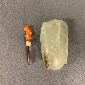 Drie Chinese jade snuifflessen met koralen stoppen, 19/20e eeuw — foto 25
