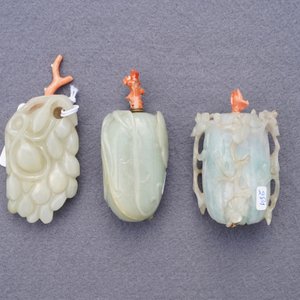 Drie Chinese jade snuifflessen met koralen stoppen, 19/20e eeuw — foto 6