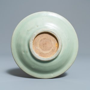 Drie Chinese Longquan celadon schotels, Song en Ming — foto 7