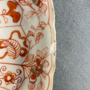Drie Chinese 'melk en bloed' borden en een schotel met zilveren montuur, Kangxi — foto 22