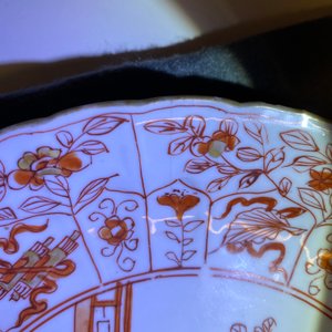 Drie Chinese 'melk en bloed' borden en een schotel met zilveren montuur, Kangxi — foto 23