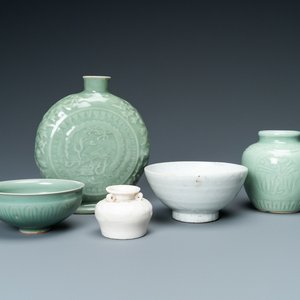 Drie Chinese monochrome celadon en blanc de Chine vazen en twee kommen, 19/20e eeuw — foto 1