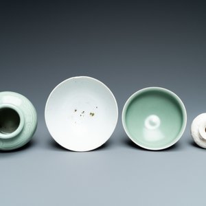 Drie Chinese monochrome celadon en blanc de Chine vazen en twee kommen, 19/20e eeuw — foto 13
