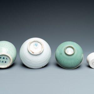 Drie Chinese monochrome celadon en blanc de Chine vazen en twee kommen, 19/20e eeuw — foto 14
