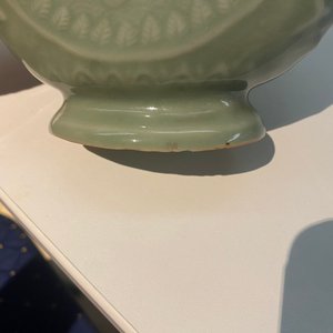 Drie Chinese monochrome celadon en blanc de Chine vazen en twee kommen, 19/20e eeuw — foto 17