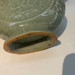 Drie Chinese monochrome celadon en blanc de Chine vazen en twee kommen, 19/20e eeuw — foto 19