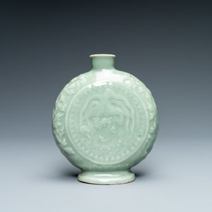 Drie Chinese monochrome celadon en blanc de Chine vazen en twee kommen, 19/20e eeuw — foto 2