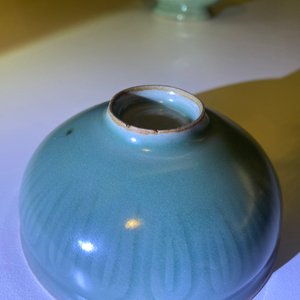 Drie Chinese monochrome celadon en blanc de Chine vazen en twee kommen, 19/20e eeuw — foto 23