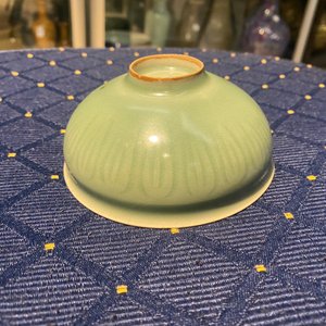 Drie Chinese monochrome celadon en blanc de Chine vazen en twee kommen, 19/20e eeuw — foto 24
