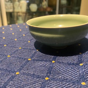 Drie Chinese monochrome celadon en blanc de Chine vazen en twee kommen, 19/20e eeuw — foto 25