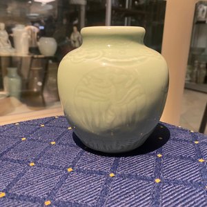 Drie Chinese monochrome celadon en blanc de Chine vazen en twee kommen, 19/20e eeuw — foto 28