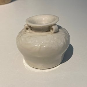 Drie Chinese monochrome celadon en blanc de Chine vazen en twee kommen, 19/20e eeuw — foto 35