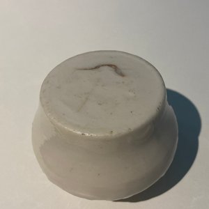Drie Chinese monochrome celadon en blanc de Chine vazen en twee kommen, 19/20e eeuw — foto 36