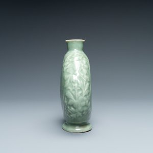 Drie Chinese monochrome celadon en blanc de Chine vazen en twee kommen, 19/20e eeuw — foto 5