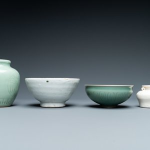 Drie Chinese monochrome celadon en blanc de Chine vazen en twee kommen, 19/20e eeuw — foto 9