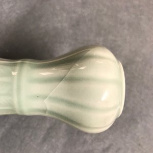 Drie Chinese monochrome celadon vazen, Yongzheng en Qianlong merken, 19/20e eeuw — foto 31