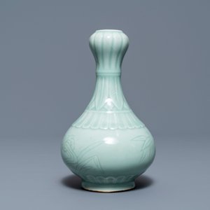 Drie Chinese monochrome celadon vazen, Yongzheng en Qianlong merken, 19/20e eeuw — foto 8